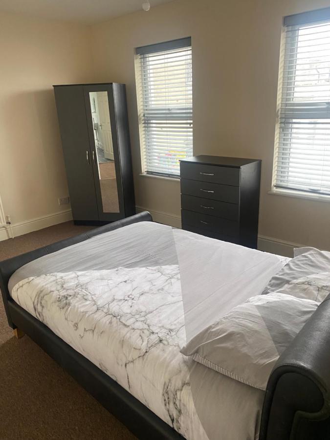 Spacious 4 Bedroom House Near Stokes Croft!! Central!!! Бристоль Экстерьер фото